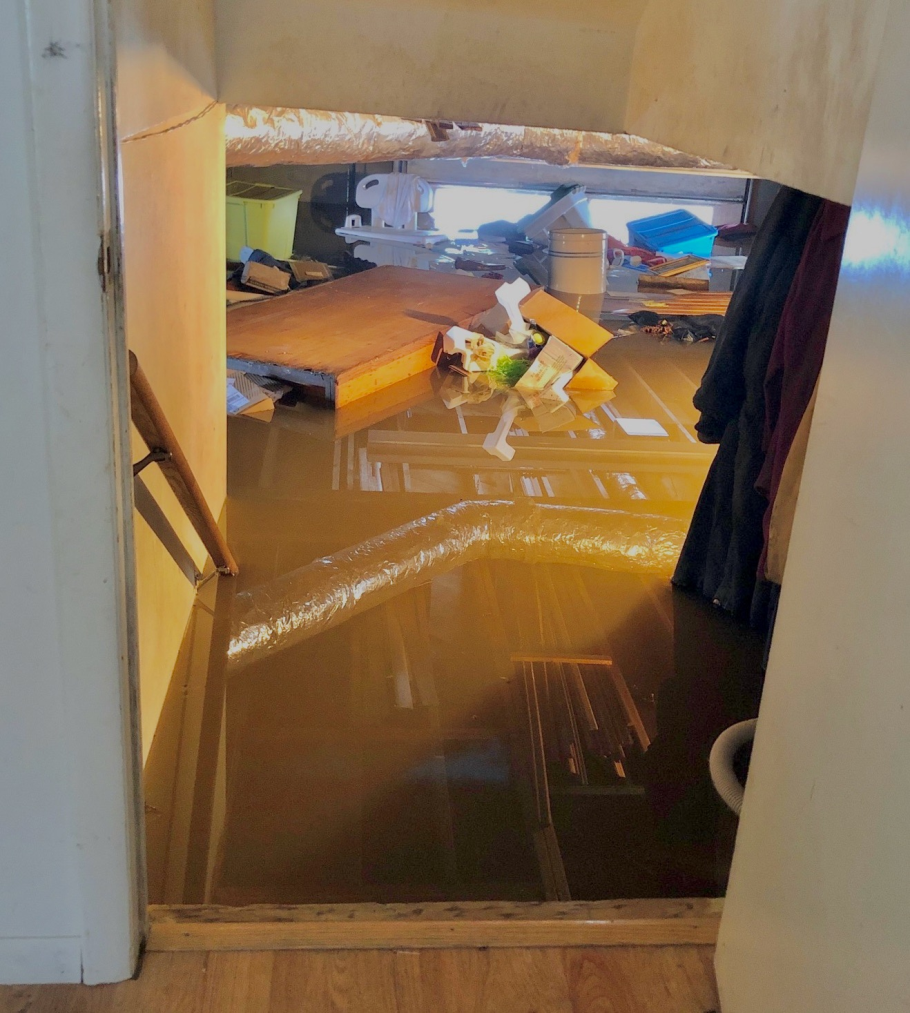 A basement with standing water from flooding by https://upload.wikimedia.org/wikipedia/commons/d/d8/Basement_Flooded_in_Uncle's_Home_(cropped).jpg